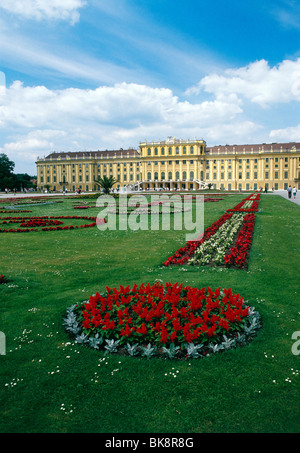 Palazzo di Schonbrunn, denominata per la primavera, Schonen Brunnen, Vienna, Austria, c1700 Foto Stock