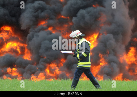 Esercizio dell'aeroporto vigili del fuoco presso l'aeroporto di Stoccarda, Baden-Wuerttemberg, Germania, Europa Foto Stock