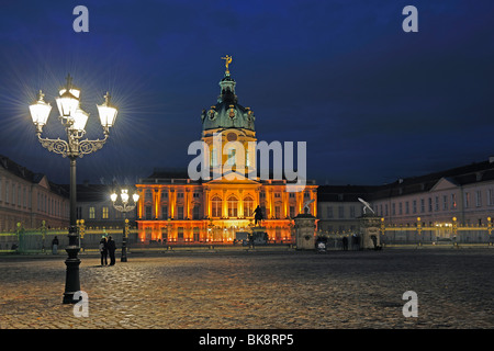 Portale principale di Schloss Charlottenburg Palace durante la festa delle luci 2009, Berlino, Germania, Europa Foto Stock