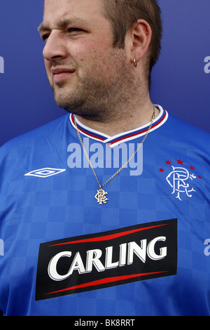 Glasgow Rangers Football Fan con il logo del Club collana, Glasgow, Scozia Foto Stock