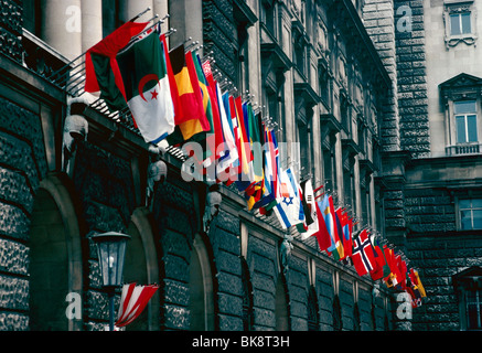 Multi bandiere nazionali appesi in fila su una facciata di edificio, Vienna, Austria Foto Stock