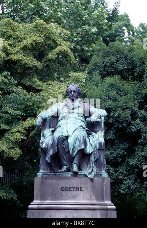 Statua di Johann Wolfgang Goethe, Tedesco scrittore e filosofo, in un pubblico parco della città di Vienna, Austria Foto Stock