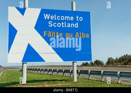 Benvenuti in Scozia segno di confine sulla A1 a nord di hotel a Berwick On Tweed, UK. Failte gu Alba in gaelico Foto Stock