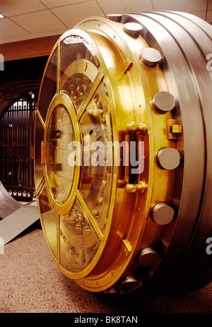 Ottone e acciaio inossidabile caveau della banca porta Foto Stock