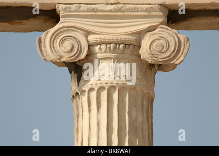 Colonne ioniche del Erechtheum nell'Acropoli di Atene in Grecia. Foto Stock