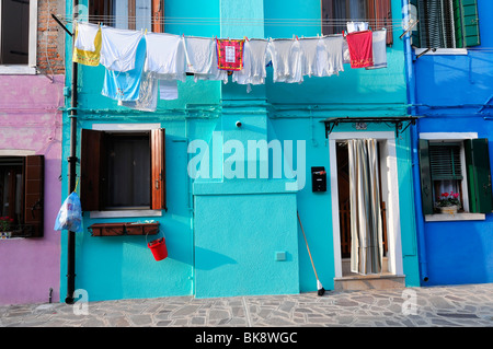 Coloratissima fila di case, Burano, Venezia, Veneto, Italia, Europa Foto Stock