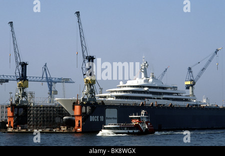 Aprile 14, 2010 - Roman Abramovich è di nuovo yacht Eclipse in Blohm + Voss cantiere navale nel porto tedesco di Amburgo. Foto Stock