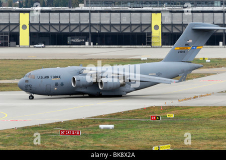 Stati Uniti AIR FORCE 3293, Boeing C-17A Globemaster III durante il decollo, l'Aeroporto di Stoccarda, Baden-Wuerttemberg, Germania, Europa Foto Stock