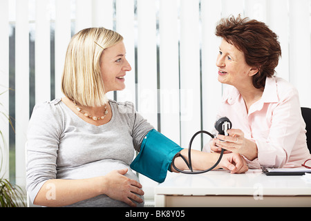 Consulenza donna donna in stato di gravidanza Foto Stock