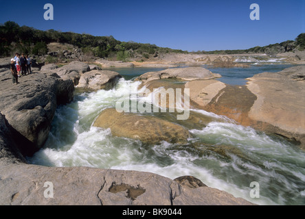 Pedernales fiume che scorre attraverso il calcare massi a Pedernales Falls State Park, Texas, Stati Uniti d'America Foto Stock