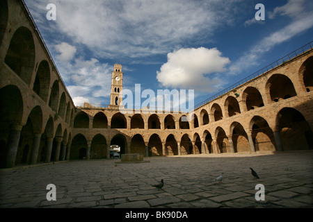 Israele, acro, la torre dell orologio e pareti del vecchio ostello Khan el Omdan come visto dal di dentro il cortile Foto Stock