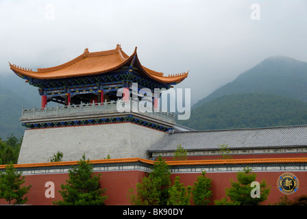 Architettura, Torre Cinese, parte della muraglia cinese di fronte a una montagna, Chongsheng tempio, Dali, Yunnan, persone di Republi Foto Stock