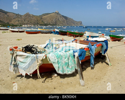 La pesca in barca sulla costa della Sicilia - Oliveri Foto Stock