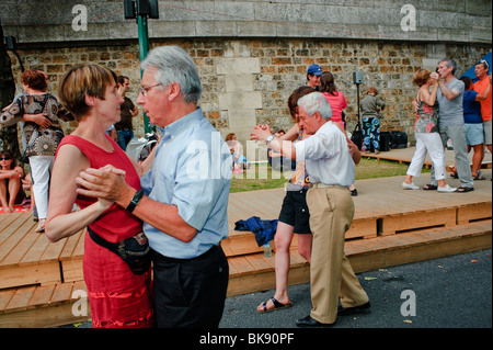 Persone che si divertono al Festival estivo della spiaggia urbana di Parigi, alla "Plage di Parigi", lungo il molo del fiume Senna, alla "plage di Seniors fête" Foto Stock