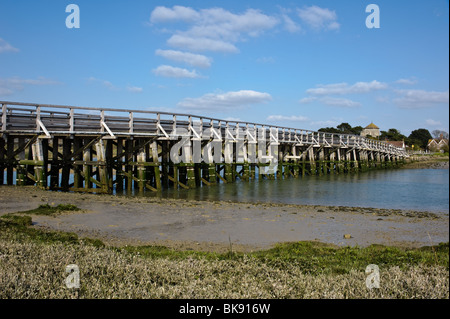 Passerella in legno attraverso il fiume Adur a Shoreham Foto Stock