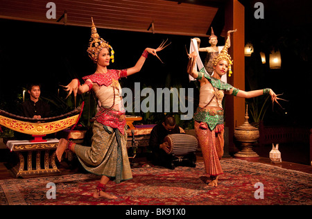 Lanna tradizionale spettacolo di danza al Le Grand Lanna, ristorante Mandarin Oriental Dhara Dhevi Hotel, Chiang Mai, Thailandia. Foto Stock