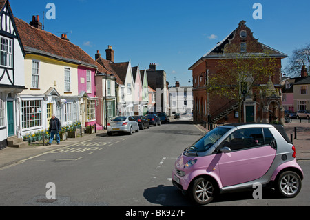 Smart Auto viene guidato su strade strette di Woodbridge, Suffolk, Regno Unito. Foto Stock