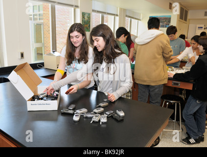 Alta scuola ambientale riunione del club, New Jersey Settentrionale. Gli studenti sono vecchi di imballaggio ai telefoni cellulari di inviare per il riciclaggio. Foto Stock