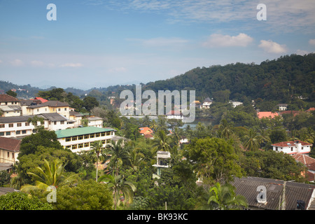 Vista del Lago Kandy con tempio del Dente (Sri Dalada Maligawa) in background, Kandy, Sri Lanka Foto Stock