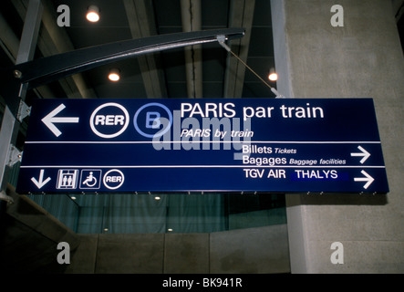 Segno direzionale alla stazione ferroviaria sotto l'aeroporto internazionale Charles de Gaulle di Parigi e dell' Ile-de-France, Francia, Europa Foto Stock