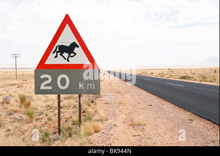 Cavalli selvaggi di attraversamento segno di avvertimento sulla strada per Luderitz tra Garub e AUS, Namibia Foto Stock