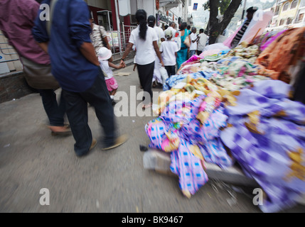 La gente camminare lungo Dalada Vidiya Street, Kandy, Sri Lanka Foto Stock