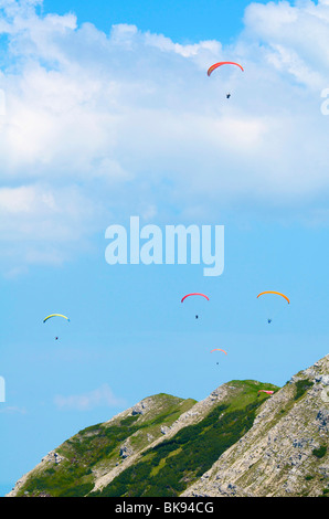 Parapendio sul Monte Isel, Oberjoch, Allgaeu, Baviera, Germania, Europa Foto Stock