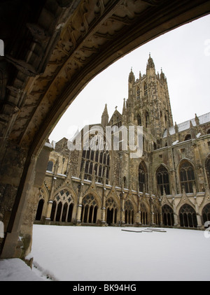 La Cattedrale di Canterbury e coperto di neve in Canterbury Kent, Regno Unito. Foto Stock