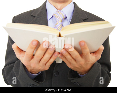 Un uomo legge un grande libro, isolato su uno sfondo bianco Foto Stock
