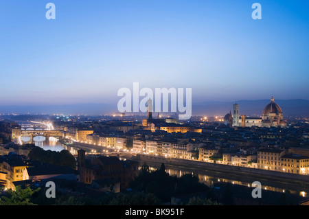 Vista panoramica della città, notte, Firenze, Toscana, Italia, Europa Foto Stock