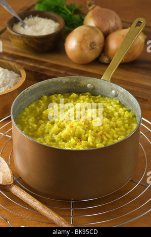 Risotto alla milanese risotto allo zafferano Italia cibo Foto Stock