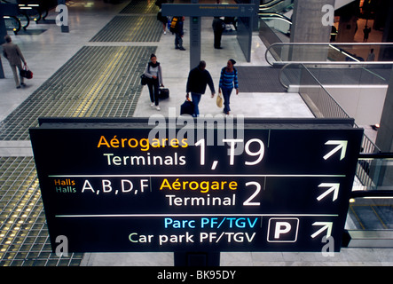 Persone con biglietto passeggeri passeggeri all'Aeroporto Internazionale di Charles de Gaulle Paris regione Ile-de-France Francia Europa Foto Stock