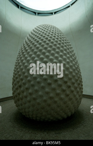 Peter Randall-Page's "sementi", scultura di granito dentro il nucleo istruzione edificio all'Eden Project in Cornovaglia Foto Stock