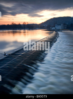 Il fiume Moldava vicino al Ponte di Carlo a Praga, Repubblica Ceca. Foto Stock