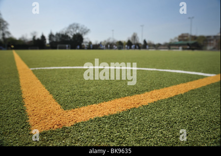 Una chiusura di una sezione di angolo una full size il calcio o il calcio a un club amatoriale. È anche mostrato un chiaro cielo blu. Foto Stock