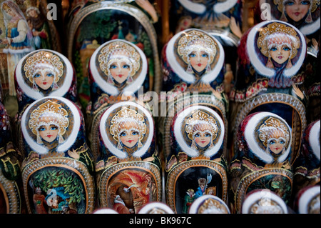 Matrioska, bambole russe collezione nella finestra del negozio, negozio di Peterhof, Parigi, Francia Foto Stock