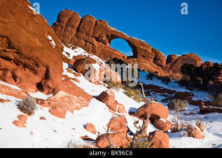 Skyline Arch e altre fantastiche formazioni rocciose e archi scolpiti nel corso di migliaia di anni di dot Arches National Park nello Utah. Foto Stock