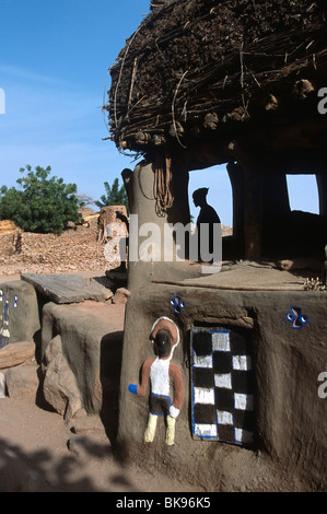 Un uomo Dogon ascoltando la radio dalla "guna' (o casa noioso) a Ireli Oro, Pays Dogon del Mali. Foto Stock