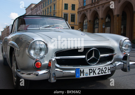 Mercedes-Benz 190SL roadster su Maximilianstraße, Monaco di Baviera, Germania Foto Stock