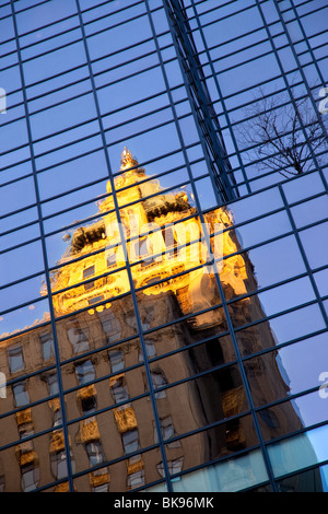 La mattina presto la riflessione del Crown Tower nel vetro del Trump Tower a Manhattan, New York City, Stati Uniti d'America Foto Stock