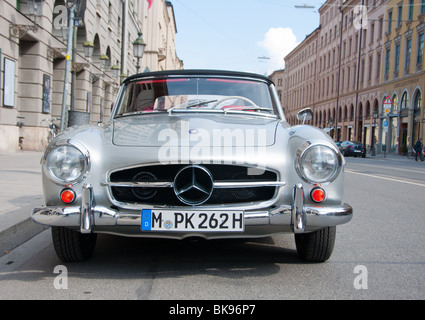 Mercedes-Benz 190SL roadster su Maximilianstraße a Monaco di Baviera, Germania. Foto Stock