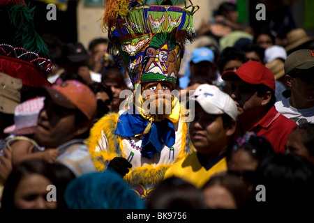 Un ballerino Chinelo, centro esegue circondato da persone durante i festeggiamenti carnevaleschi in Yautepec, Messico. Foto Stock