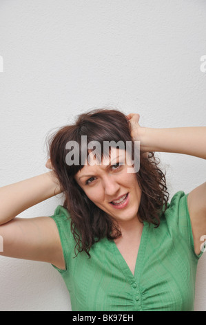 Sconvolto giovane donna Foto Stock