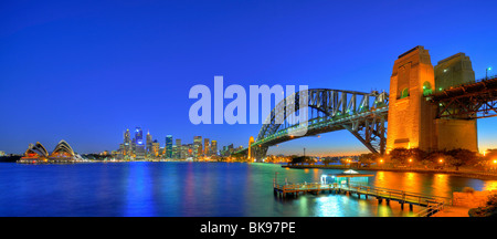 Panorama della Sydney Opera House e il Sydney Harbour Bridge, porto, skyline di Sydney, il quartiere centrale degli affari, notte, Sydney, Nuovo Foto Stock