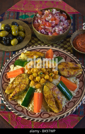 Il couscous con il pesce e insalata di cibo in Tunisia Foto Stock