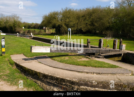 Pigeon serratura in Tackley sulla Oxford Canal, chiamato dopo il pub tre piccioni, che utilizzata per stare qui vicino. Foto Stock