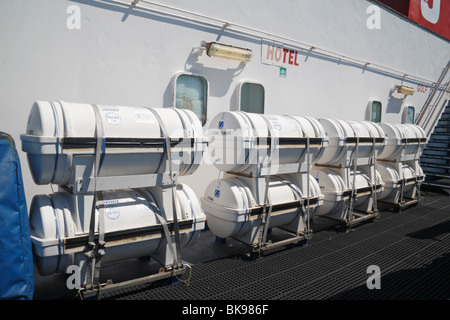 Una linea di gonfiabile di zattere di salvataggio sul ponte della Stena Europa traghetto sul mare irlandese. Foto Stock