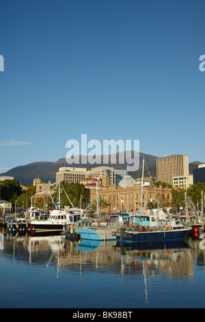 Mt Wellington, Museo della Tasmania, Hobart CBD e barche da pesca, riflessa in Victoria Dock, Hobart, Tasmania, Australia Foto Stock