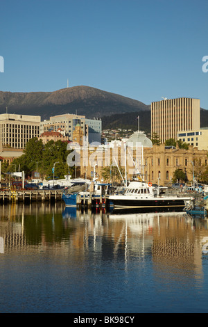 Mt Wellington, Museo della Tasmania, Hobart CBD e barche da pesca, riflessa in Victoria Dock, Hobart, Tasmania, Australia Foto Stock