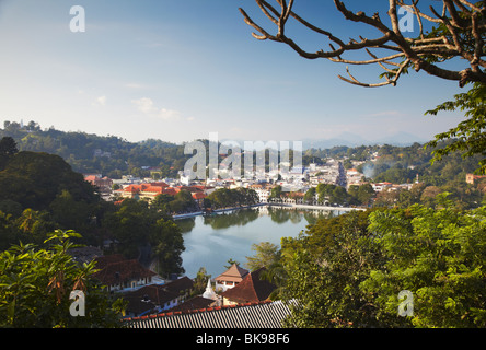 Vista sul Lago Kandy e il centro città, Kandy, Sri Lanka Foto Stock